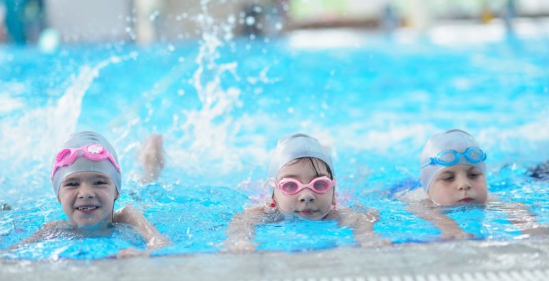 1408 – ARTICLE La natation un sport complet pour votre enfant 1000x550